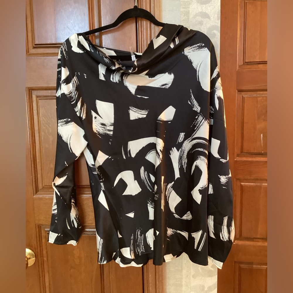 Natori Monochrome Abstract Top
